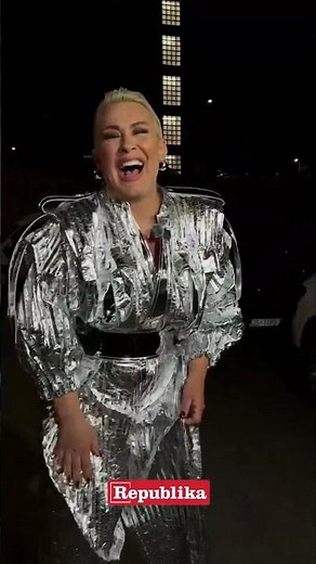 Indira Forza stigla iz spejs šatla na koncert “Veče devedesetih” #estrada #indiraforza #indira