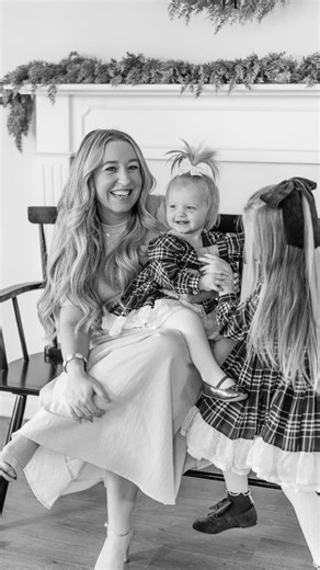 An AMAZING SANTA EXPERIENCE should be warm & magical!! where children can share their holiday wishes and leave feeling like Santa is exactly what they build up in their minds all year long ♡ Tips for an Amazing Santa Experience this year: 1. Look for private 1:1 opportunities to meet Santa without the pressure of long lines and crowds * Bonus points if there is a custom option where Santa knows your kids name ahead of time and can greet them! 2. Chose a time that works for you and your kids sche