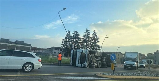 Dalmine, camion perde il carico: rallentamenti in zona