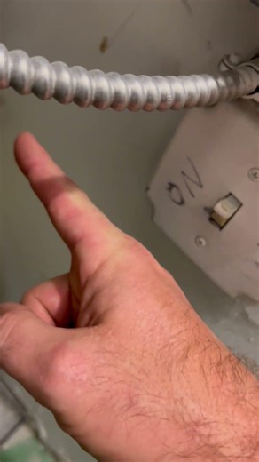 🏠😅 Nothing says “custom electrical work” like a switch labeled left and right…