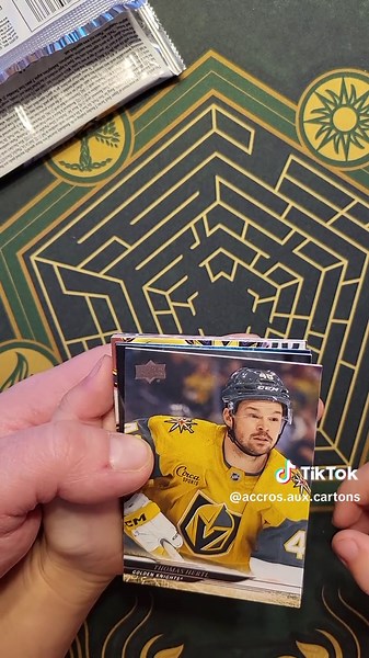 Loïc nous ouvre un paquet de serie 2 2024-25! #accrosaucartons #cartesdehockey