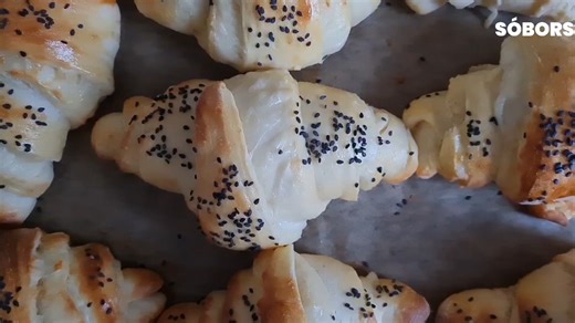 4.1K views · 50 reactions | A puha kefires kifli tökéletes vendégváró, és még a reggelit is feldobja. A finomságot érdemes kipróbálni, ezután biztos, hogy nem veszel többé bolti pékárut. | Sóbors | Facebook