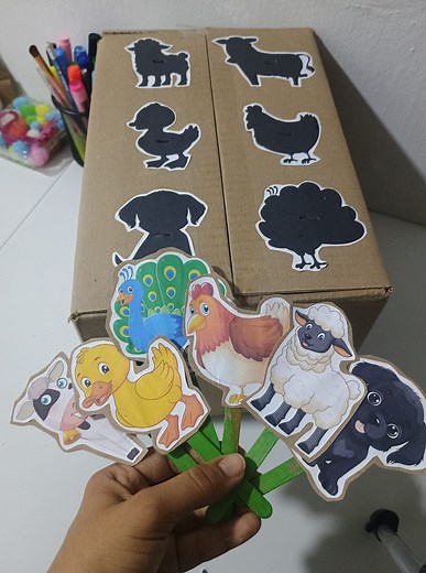 🎁 Caja Didáctica - Parte 2: ¡Sombras de Animalitos! Seguimos descubriendo nuevas caras de nuestra caja didáctica 🎁. En esta segunda parte, llamada “Sombras de Animalitos”, tu peque debe observar cada silueta y encontrar la paleta correspondiente para insertarla en la ranura correcta. Esta divertida actividad desarrolla la percepción visual, la coordinación ojo-mano y la asociación de formas, ayudando a tu peque a identificar y relacionar cada animalito con su sombra. #ActividadesParaNiños #ju