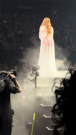 Florence and the Machine - Daffodil PART 3 (Comes down to crowd), Live @ Moody Center, Austin 2026