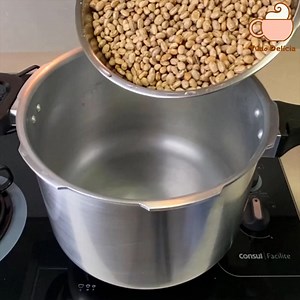 4.5M views · 13K reactions | O SEGREDO DO FEIJÃO MAIS GOSTOSO DO MUNDO! DONO DE RESTAURANTE ME ENSINOU! | TudoDelícia | Facebook