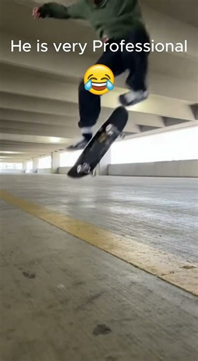 skateboarder play fail #trynottolaugh #funnyfails #funnyshorts #funnyvideo #skateboard