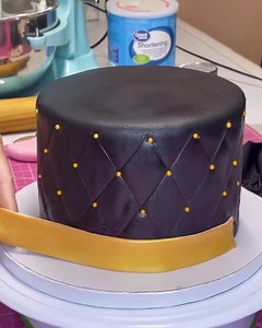Black fondant fits so perfectly in a cake and here's proof! | MetDaan Cakes