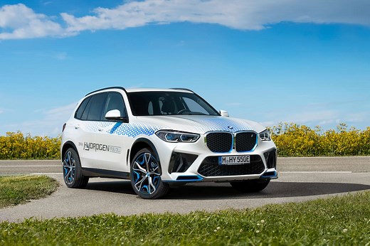 BMW iX5 Hydrogen makes a stop at the Paris Motor Show