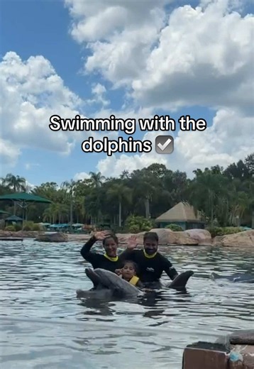 Not my husband telling me the dolphin looks like me 😒 @Mai Khan @MAI_YAAZI #floridacheck #dolphins #swimmingwithdolphins #discoverycove #family