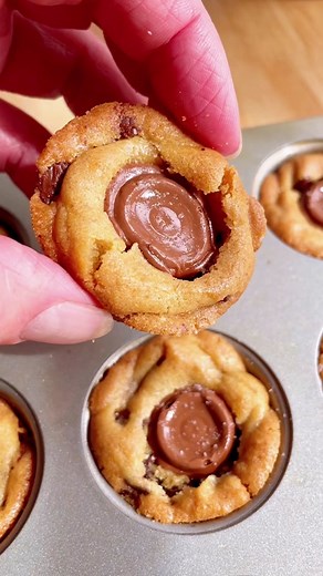 Rolo Cookie Cups. #cookiecups #saltedcaramel #chocolatechipcookies #cookierecipe