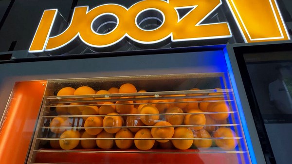 $2 FRESH Orange Juice Vending Machine in Singapore! 🍊💰 Best Value Drink