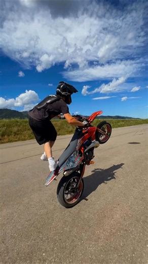 SuperMoto🔥#SuperMoto #wheelie #stunting #dirtbike #motorcycle