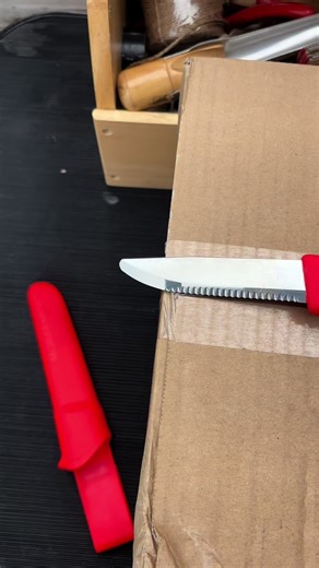 Every knot, every twist – handmade with care. A bow fender built to last, crafted the traditional way. For boats that deserve more than plastic. #ClassicBoats #BoatFender #Handcrafted #RopeWork #FenderMaker