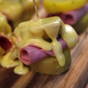 2.2M views · 4.1K reactions | [Foodporn] Une recette complètement cheesy 燎 qui va vous changer de la traditionnelle raclette  La recette juste ici ➡️ https://goo.gl/sChBTY | Marmiton | Facebook