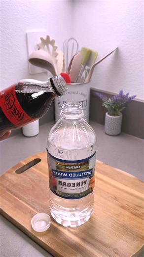 I tested Coca-Cola with vinegar… and it changed everything! #cocacola #cleaning #deepclean | Tips and hacks