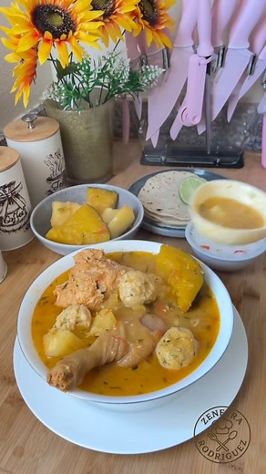 194K views · 3.6K reactions | Sopa de gallina india con albóndigas 襤 #recetas #recipes #food #SopaDeGallina | Zeneyra Rodriguez | Facebook