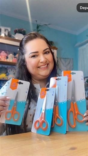 Juliana Cwikla /Cursos de Artesanato (AF) on Instagram: "As tesouras Pixel da @mundialcrafts chegaram pra trazer ainda mais leveza e precisão! Agora você pode ter uma tesoura pra cada corte e tamanho sem medo! Uma linha completa e acessível pra você artesã caprichar nos seus trabalhos. E cuidado!! Não deixe ninguém roubar🤣🤣 #publi #publipost #mundialcraft Você empresta suas tesouras de trabalho?"