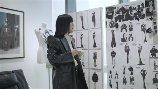 对话设计师@AnnaYang杨子 解析ANNAKIKI2026春夏系列主题灵感 Power Morph｜权力新形体 《Power Morph｜权力新形体》 探讨的是：权力如何被转译为形体，而不再停留于符号层面。 在这一系列中，权力不被视为外在附着的象征物，而是一种可被建构、被穿着、并随身体持续变化的结构状态。ANNAKIKI 试图通过服装，将权力从抽象概念转化为可感知的身体经验。 系列