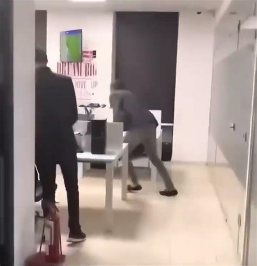 فريقك خاسر و زعلان عليه انت اول ما تشوف برشلونة خاسر معك :