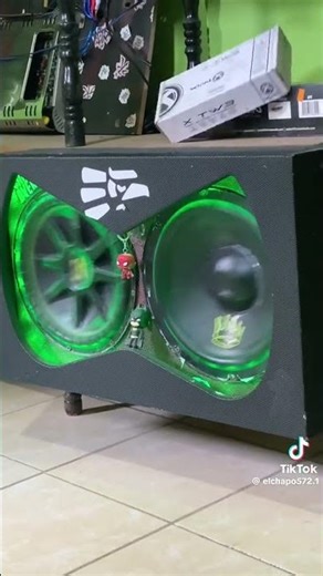 Ponedole las corridos en la subwoofer