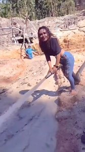 Omg.. how does this beautiful woman work looking for gold in the mine..??? #OMG #howto #This #beautiful #beauty #woman #young #workout #lookingforgold #inspiration #mining #Location #site #Amazing #cristmas #Holidays #weekend #trendingreels #fb | Nopelindo Karnopa Railis