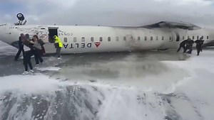 Avion renversé à Toronto: la force des vents et l’expérience du pilote seront des éléments importants de l’enquête