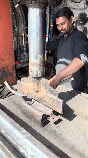 Bending of Bannu Wing With Hydraulic Press | Agricultural Machine Parts #bannu #hydraulicpress