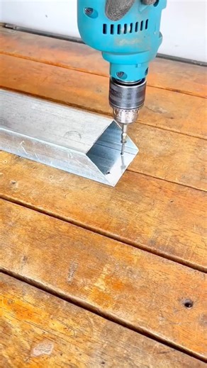 Tips for installing and fixing a square metal tube frame structure with right-angle riveting