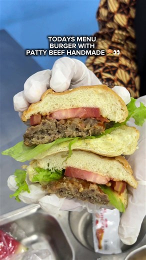 menu hari ini burger😍🍔 spesial menggunakan olahan daging sapi lohh… #mbg #menumbg #sppg #burger #fyp