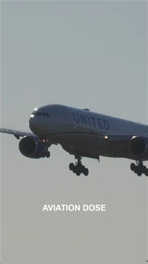 ✈️ United Airlines Boeing 777 Smooth Landing at London Heathrow! 🇬🇧🔥