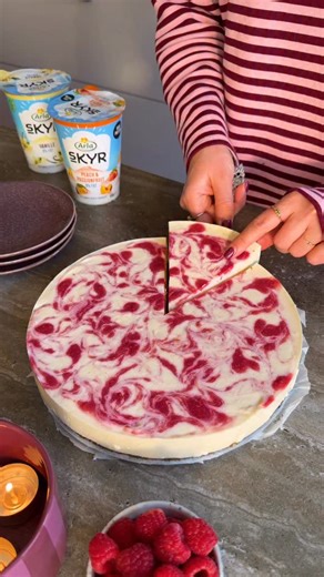 ad | Eiwitrijke mango ontbijttaart met frambozen swirl 🩷 Laten we 2026 goed beginnen met een heerlijk en voedzaam ontbijt ☕️ De bodem van de taart is gemaakt van dadels en pecannoten en de vulling van Arla Skyr. De taart is lekker vullend, bevat veel eiwitten en is ook nog eens een feestje om te zien! Hij blijft zeker 5 dagen lekker in de koelkast, dus een top recept als je graag je ontbijt mealprept voor meerdere dagen. Zo haal je meer uit je ochtend en heb je een heerlijk momentje voor jezelf