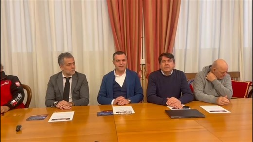 MOTOCROSS, AD ALGHERO GLI INTERNAZIONALI D’ITALIA Alghero torna protagonista del grande motocross internazionale. La città ospita l’apertura della stagione 2026 degli Internazionali d’Italia, con piloti da tutta Europa e una pista unica affacciata sul mare. Un evento che unisce sport, territorio e spettacolo. Il servizio di Giada Muresu nel #TGLive | Teleregione Live