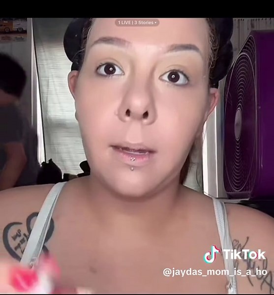 Here’s a little clip from Alicia’s live today. Listen to her admit that her husband is stalking her ex-boyfriend following him around and is most likely going to jail for assaulting him all while in front of her innocent little boy. Mother of the year over here….”MIND YOU” David has a protective order AGAINST HER!! more to come #survivingaliciadiaz #exposingaliciadiaz #scammer #badmomsoftiktok #narcissist