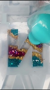 ✨ Making a custom letter “N” keychain using teal and hot pink glitters with pastel Tiffany blue resin! 💖 Perfect pop of colour and shine for any occasion! 🎨 Plus, it’s my birthday today! 🎉🎂 To celebrate, you can use the code “BIRTHDAY” for 20% OFF on my website! 🌟 Discount valid today only until midnight! ⏰ Don’t miss out! 🎁💫 #resinabout #letterN #cutekeychains #colourfulartwork #glitter #sparklythings #myart #resinart #resinartistsofinstagram #excitedmuch #cuteaccessories #giftshop #geod