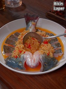 3.9M views · 10K reactions | Cara Membuat Ikan Bass Bawang Putih yang Lezat #masakanindonesia #masakanrumahan #reseprumahan #resepmudah #ikankukus | Bikin Laper | Facebook