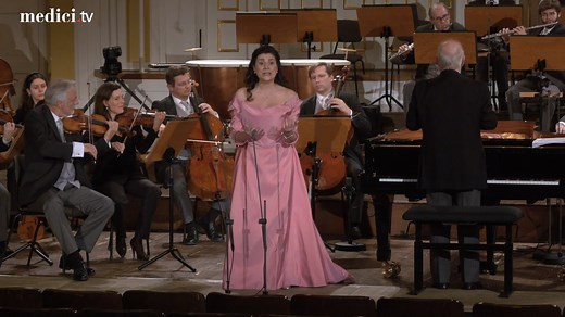 [🔴REPLAY] What joy! Last week, Cecilia Bartoli sang Mozart's "Vedrai, carino" from Don Giovanni! Let's listen to her on loop, with the Vienna Philharmonic / Wiener Philharmoniker led by Maestro Daniel Barenboim! 🎼🤩 https://rebrand.ly/Bartoli_Mozartwoche | medici.tv
