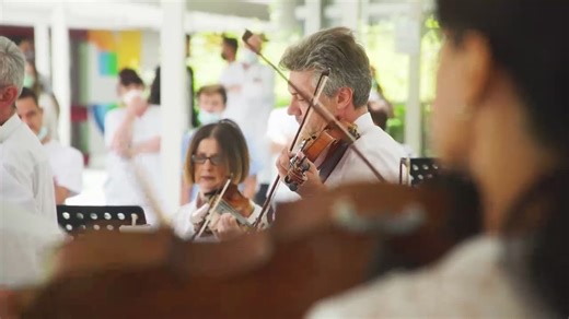 Stoa 169: Der Maler Bernd Zimmer und sein Lebenswerk! 30 Jahre hat es gedauert bis aus dem Traum einer Säulenhalle mitten im Grünen die so genannte „Stoa 169“ entstand. Über 300 000 Besucher haben seit der Verwirklichung 2021 ist die große bunte Vorhalle, was Stoa aus dem Griechischen übersetzt bedeutet, in Polling im Pfaffenwinkel besucht. Erschaffen wurde das die Säulenhalle vom Maler Bernd Zimmer, geboren in Plannegg bei München. Anlässlich seines 75. Geburtstags hat Markus Stampfl den Künstl