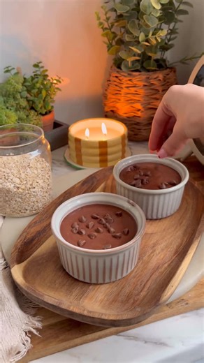 Chloe 🌸 on Instagram: "HIGH PROTEIN BROWNIE BAKED OATS 🍫🤎 when you want brownies for breakfast but also want to hit your protein ✨ soft, chocolatey and filling — especially on bauy days. ingredients (1 big portion): • 40g oats • 1 ripe banana • 1 egg • 1 scoop chocolate protein powder • 1 tbsp cocoa powder • ½ tsp baking powder • splash of milk (any) • optional: chocolate chips method: 1. add everything to a blender and blend until smooth 2. pour into a greased oven dish or ramekin 3. sprinkl