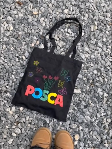 Primavera adelantada🌼 POSCA no espera estaciones🎨 PD: ¿Alguien mas quiere que se acabe este frío? ❄️ #POSCA #TOTEBAG #acrylicpaint #creatividad