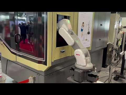 不二越（NACHI）が「第32回日本国際工作機械見本市（JIMTOF 2024）」で披露した、新製品のぶつからない協働ロボット「MZS05」のデモ