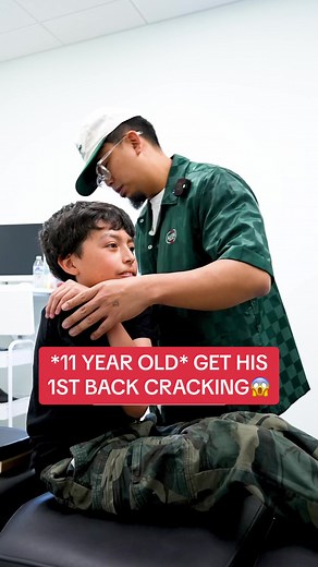 11 YEAR OLD NEEDED CRACKED⁉️😱 Chiropractor gives huge back cracking to this kid. Watch him get his back cracked #chiropractor #backcrack #crackingbones #oddlysatisfying