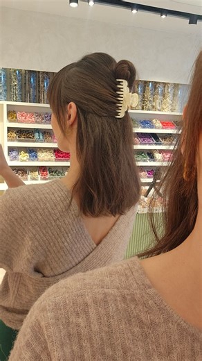 2.4K views | Hebben we een nieuwe bestseller? 來 Onze Evelyne clip is...