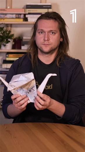 le 1 hebdo on Instagram: "Vous êtes nombreux à nous demander comment déplier cet objet singulier qu’est le 1… Alors on vous a préparé un petit tutoriel 👀 Et maintenant, à vous de prendre le pli ! 🗞️ Rejoignez nos 4 000 nouveaux lecteurs, qui se sont abonnés en 2026 👉 Rendez-vous en bio pour profiter d’offres spéciales. vidéo : @gestuelle_"