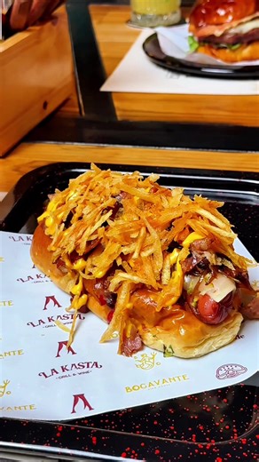 Así se ve un perro caliente que no dura ni un minuto en la mesa 🌭🔥 The Red Turtle.#FoodLovers #hotdog #antojo