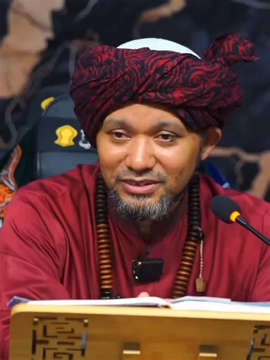 LIPAT HAQIQAT - Dilipat dunio langsung, napok akhirat ssajo … Dio gini … LIPAT HAQIQAT sering dikaitkan dengan konsep Tasawuf atau Ilmu Batin dalam Islea, merujuk kepada keupayaan melipatgandakan kefahaman atau melangkaui batas dzohir untuk MENCAPAI HAQIQAT/ KEBENARAN. Ia berkait rapat dengan istilah seperti ‘LIPAT BOMI’ atau ‘LIPAT MASA’ ( menyingkatkan jarak/waktu ) melalui DZIKIR dan AMALEA TERTENTU … LIPAT yang sebenar yang dikehendaki oleh Tuhea itu ialah apabila kito dikurniakan Tuhea sepe