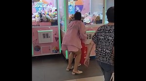28K views · 155 reactions | 東張西望 | 有片 | 母親疑帶女童潛入葵盛夾公仔機內 公然偷公仔...