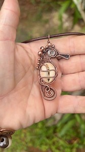 🌊 🐚 Just finished this incredible reversible sea horse sea shell pendant and it was just added to my Etsy shop !! https://wireandbeyond808.etsy.com/listing/1735239436 This cutie is entirely made from up-cycled copper wires and a puka and cowrie shell I found on the beach of Kauai this piece of jewelry is sustainable, recycled, earthy and original. First side is the back and the second the front ?!?!?! ? Which side would you wear ??? #seashell #reversible #jewelryartist #seashelljewelry #beachc