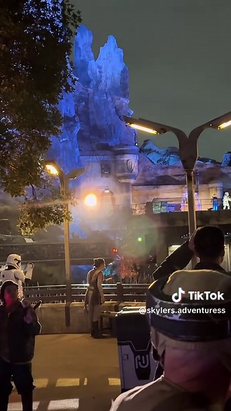 Rey uses the force at Star Wars Nite! How did they do that? #starwars #Disney #disneyland #skywalker #cosplay rey Vi Moradi after dark April 28, 2026 theme park disneyadults blasters cosplay live action stunt actors show activate your lightsabers summoning Alex Marshall-Brown Bianca Williams Disney World Daisy Ridley Galaxys Edge California Anaheim Theme park