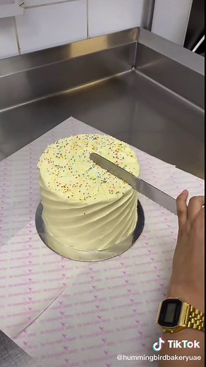 Cake cutting hack 🎂 #cake #cakecutting #cakecuttingvideo #cakehack #cakehacks #bakinghacks #hummingbirdbakery #dubaibakery #dubai #uae