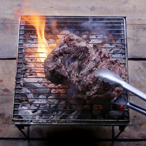Leg of lamb, done right! Full episodes of 'Jan Braai vir Erfenis' available on ShowMax. | Jan Braai